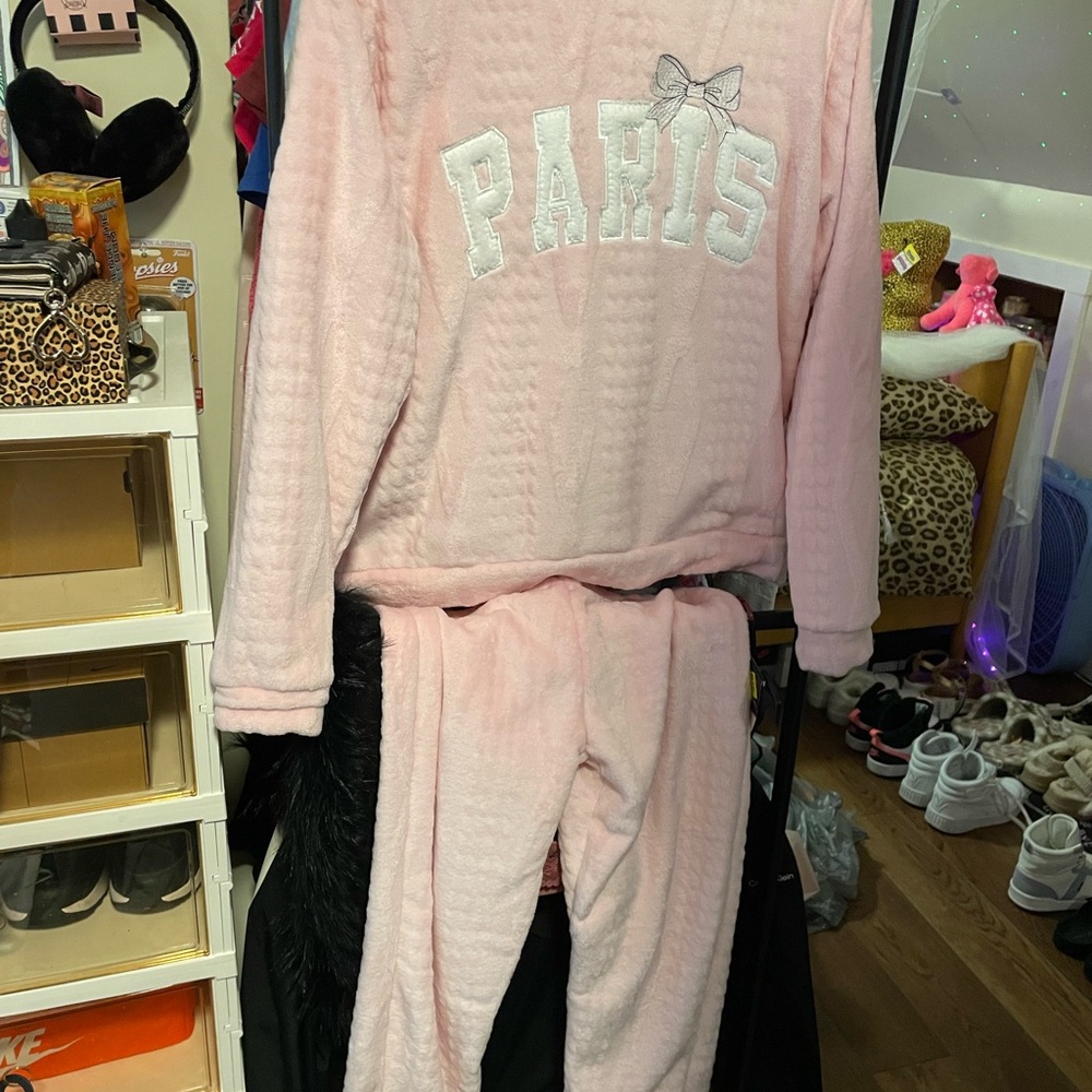 Pink woman’s pajamas with Bow Detail